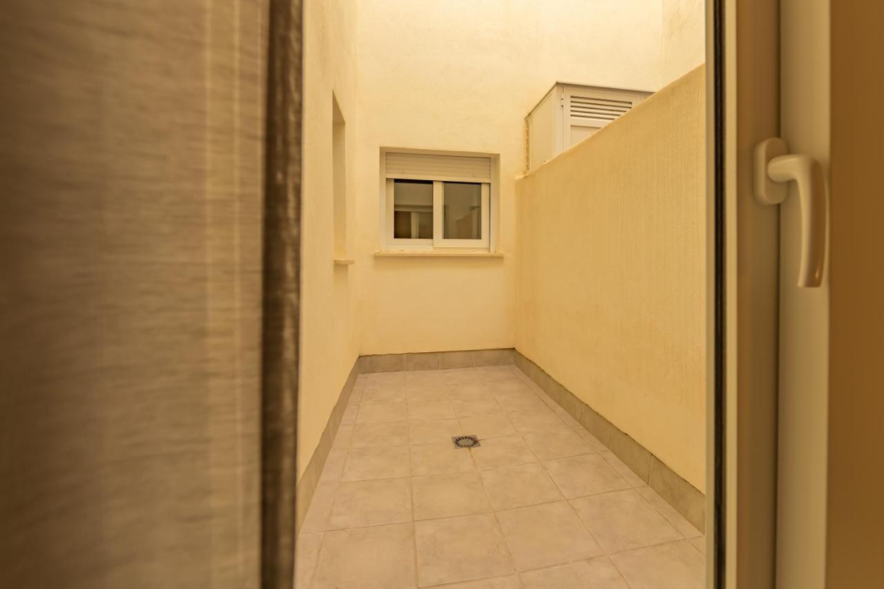 Apartment Near Beach, Cosy Terrace, Pool & Fibre Wifi *