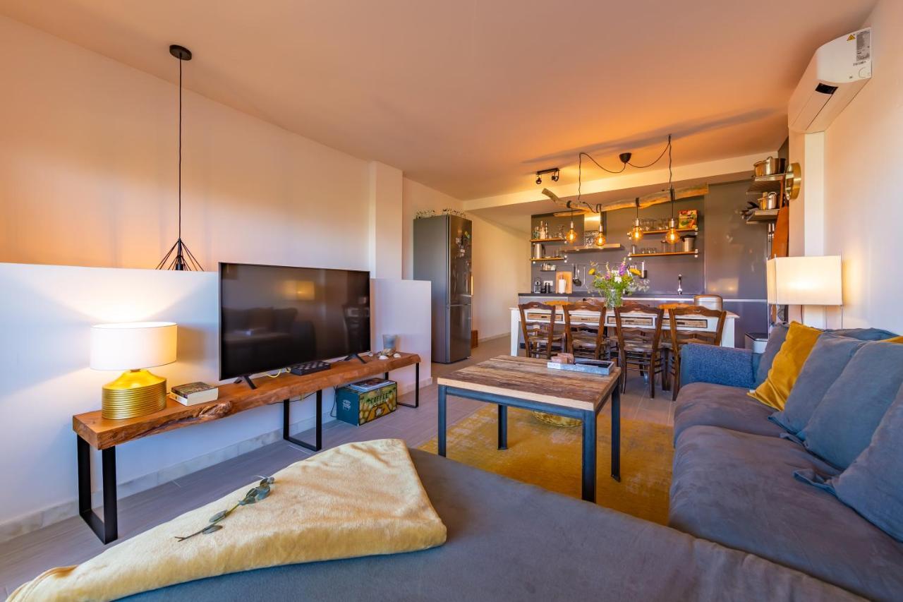 Near Beach, Cosy Terrace, Pool & Fibre Wifi Apartment